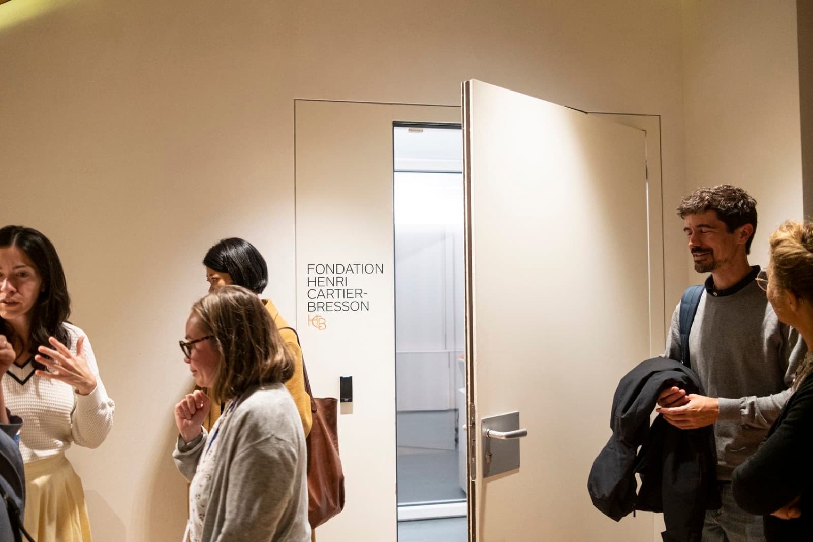 Collaboratrice dans les bureaux de son entreprise à Paris