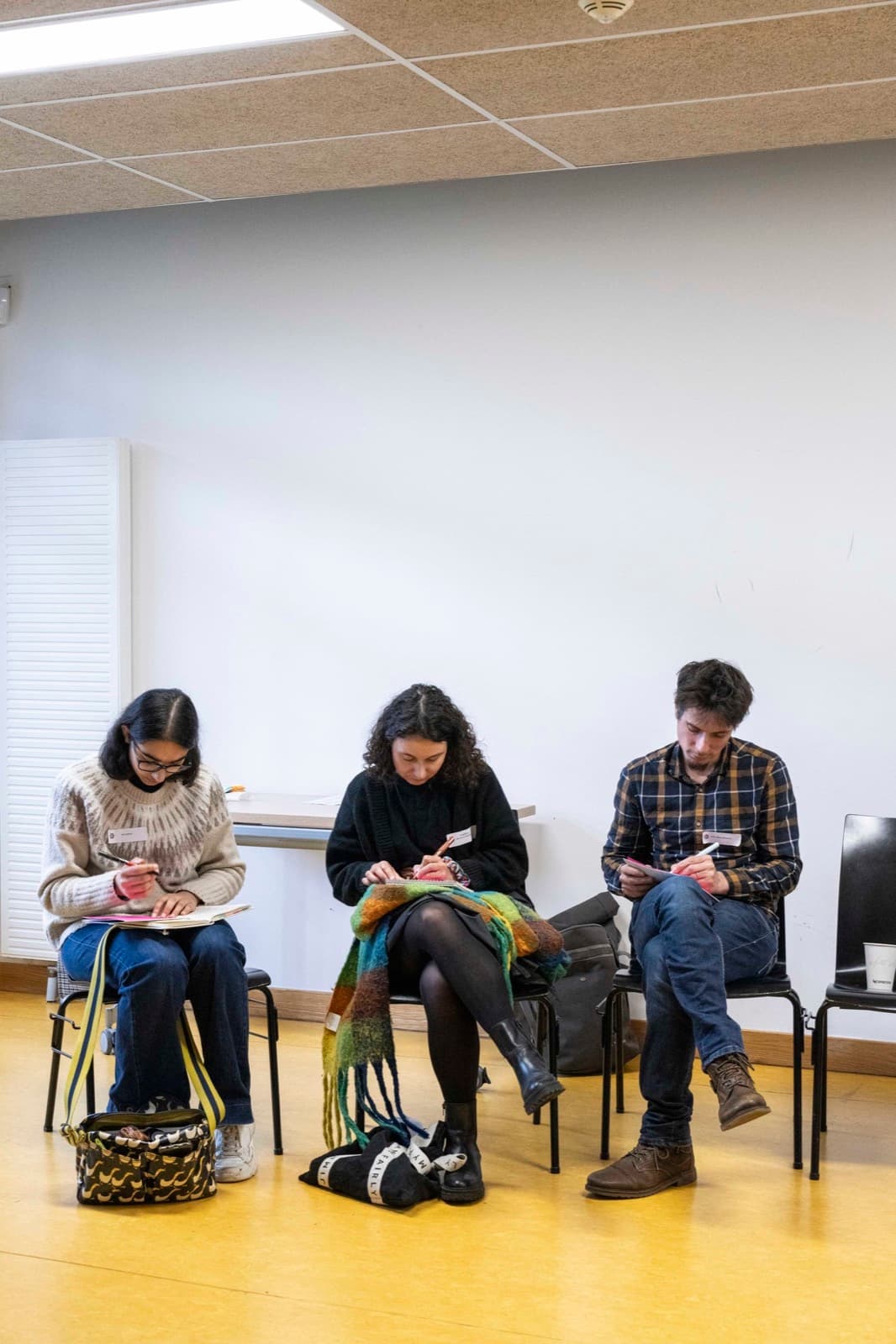 Collaborateurs concentrés sur leurs ordinateurs au bureau