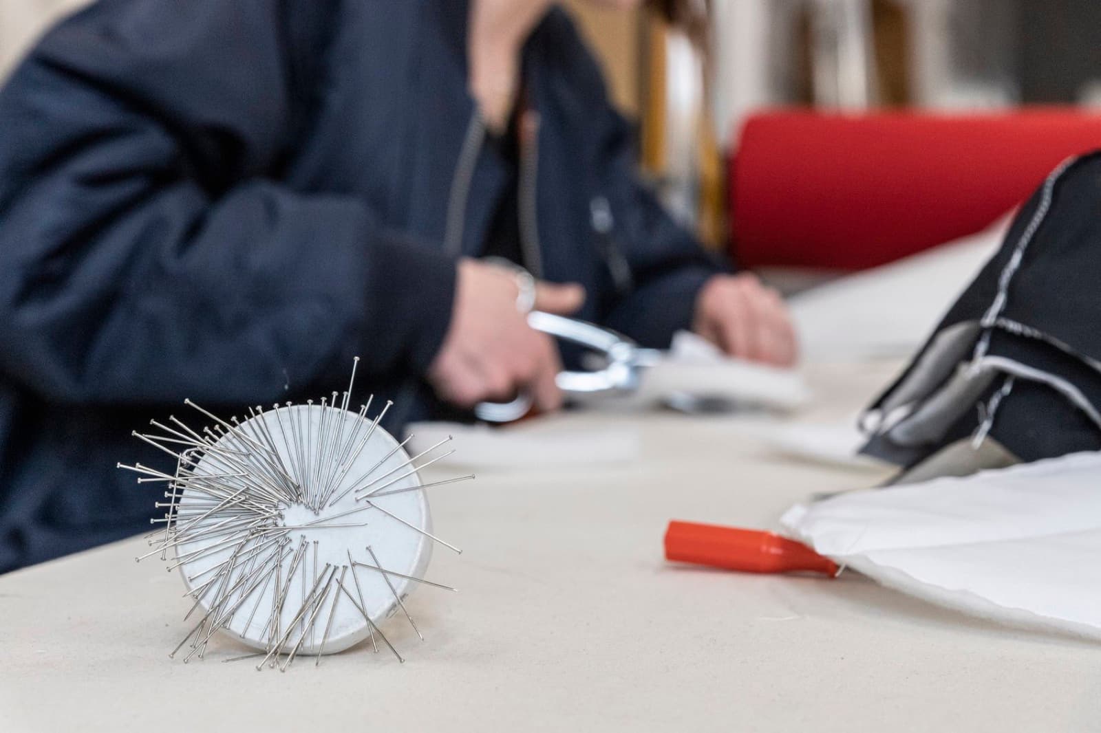 Détail des mains d'un collaborateur à son poste de travail