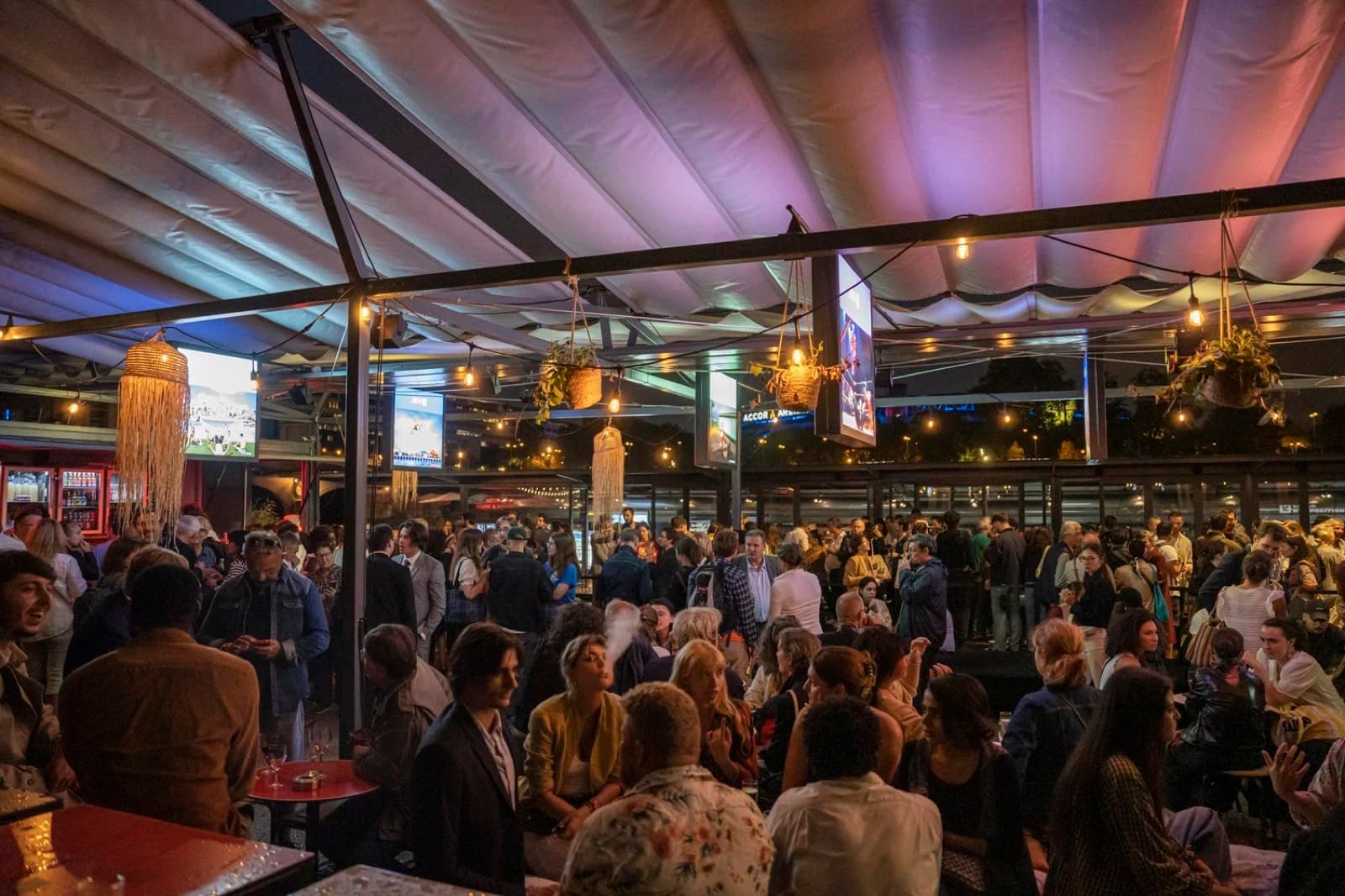 Foule rassemblée lors d'un événement en extérieur à Paris