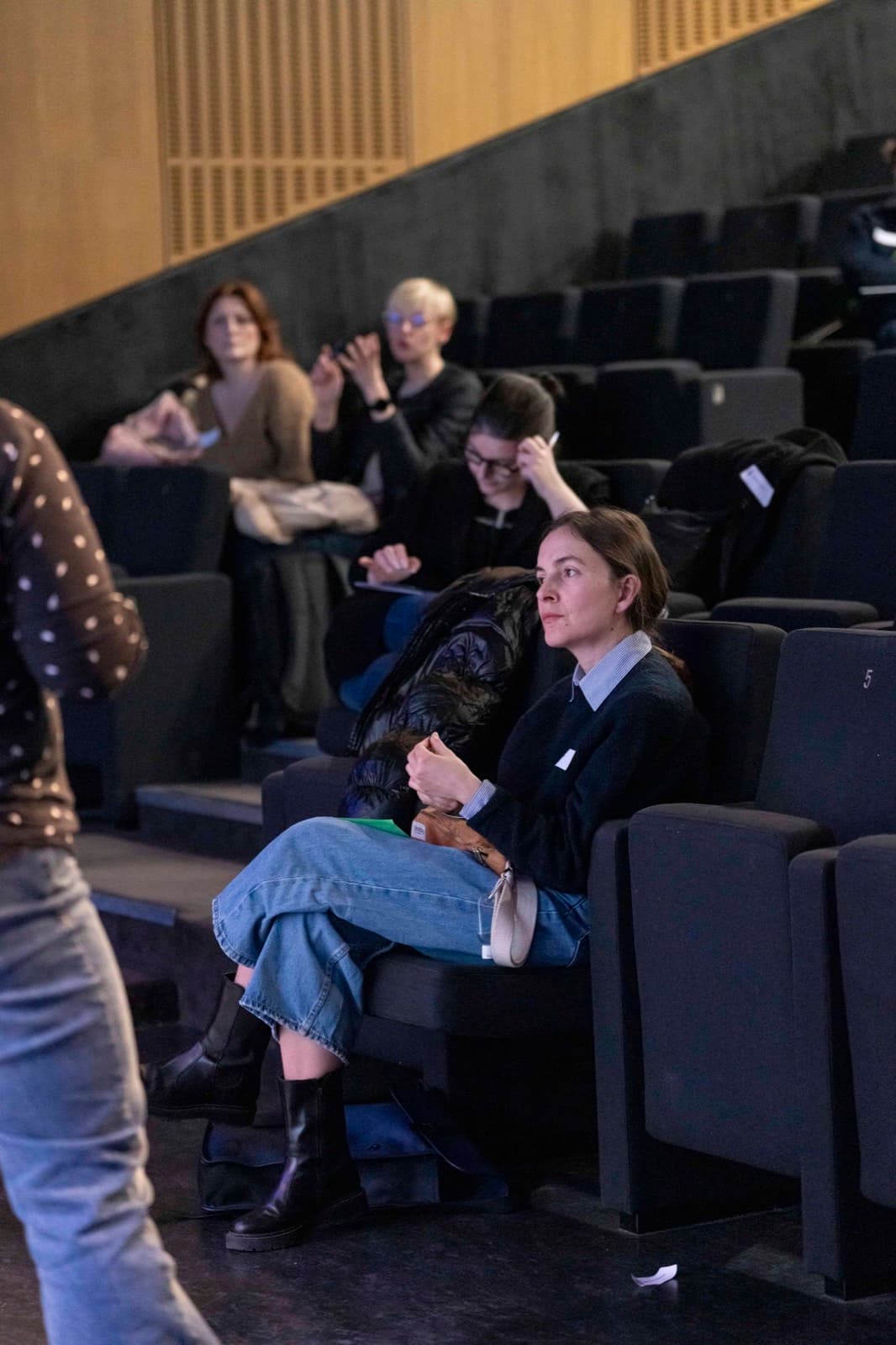 Public attentif pendant une conférence professionnelle