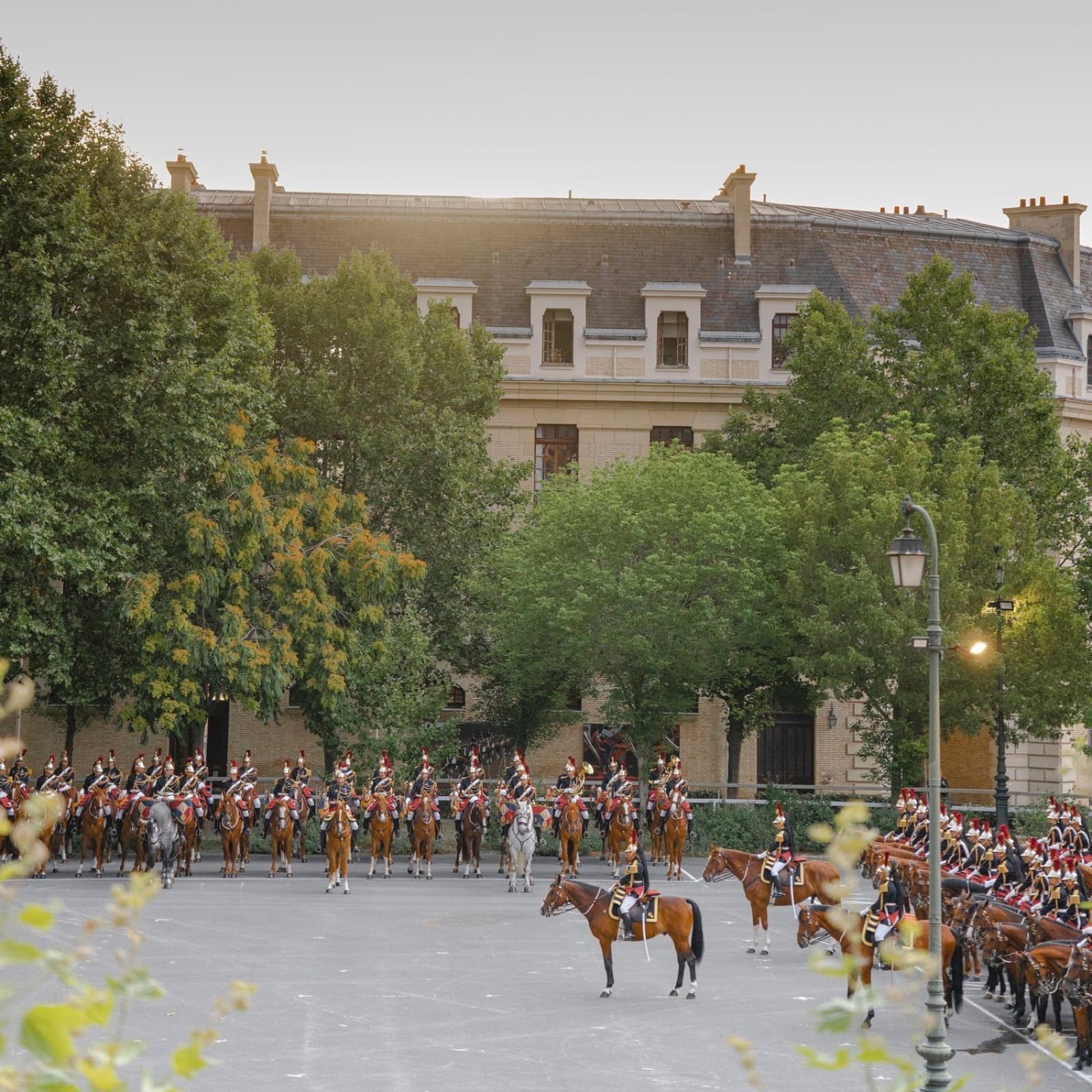 Rassemblement en plein air sur une place parisienne
