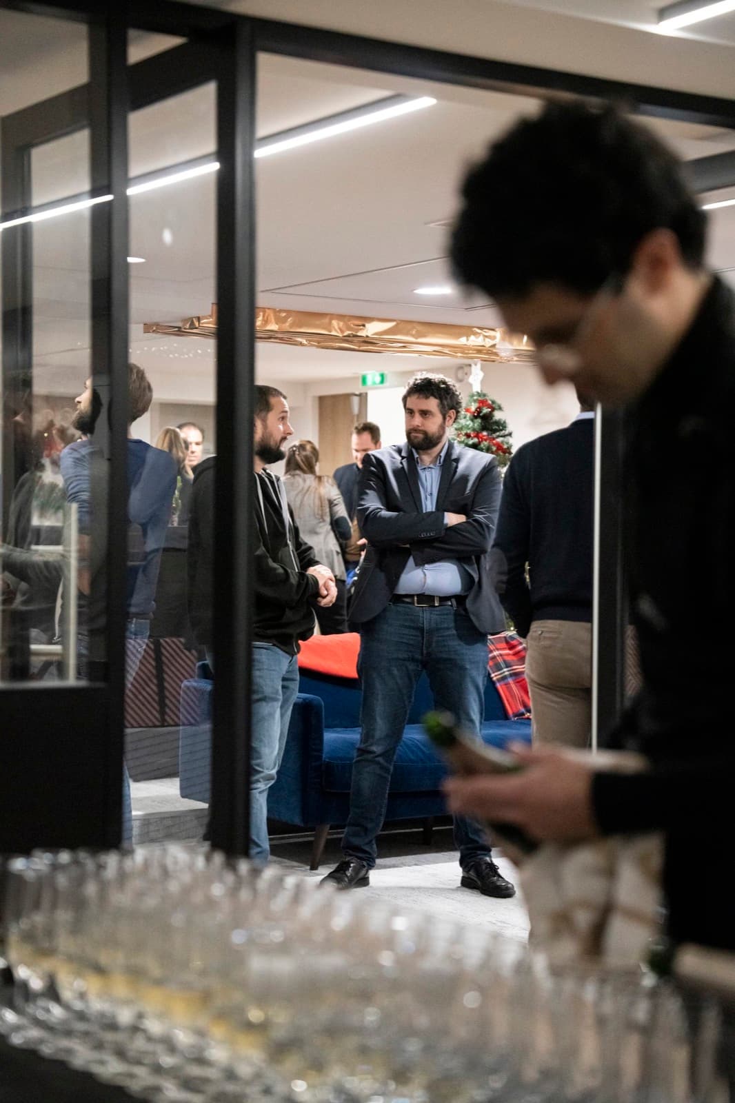 Invités pendant une réception professionnelle à Paris