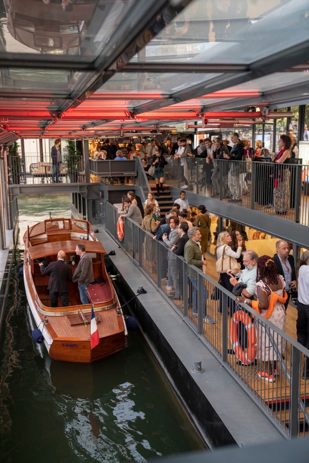 Visiteurs autour d'une pièce exposée lors d'un salon à Paris