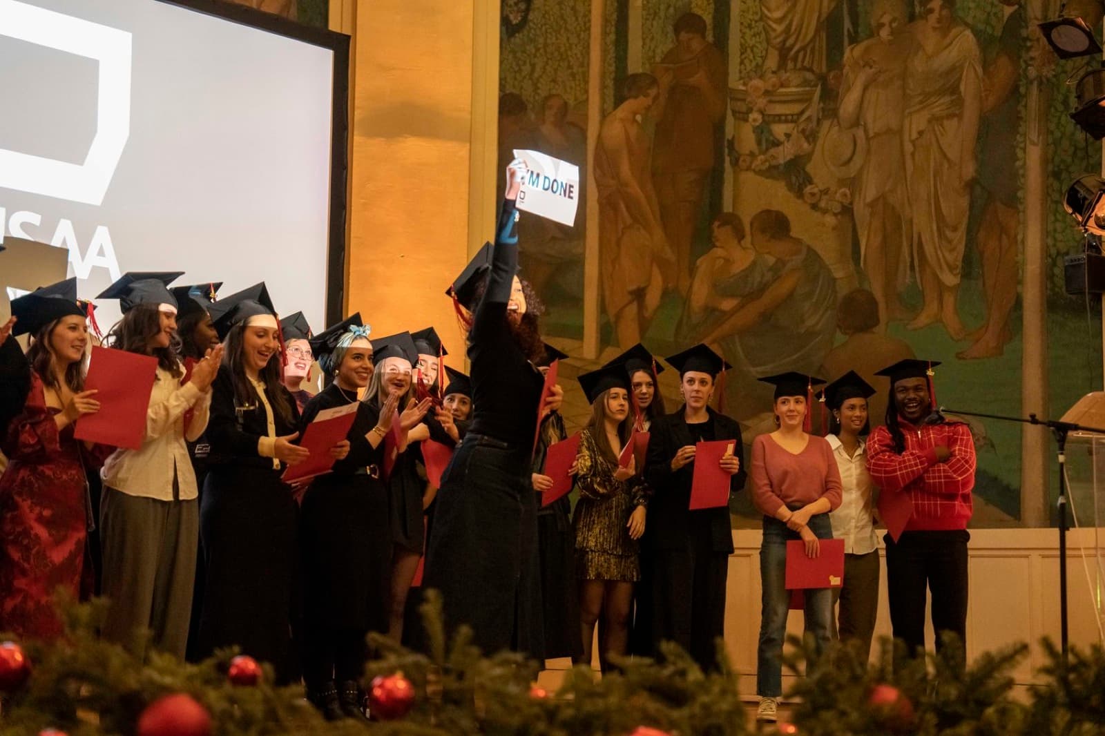 Invités dans une salle de réception lors d'un gala