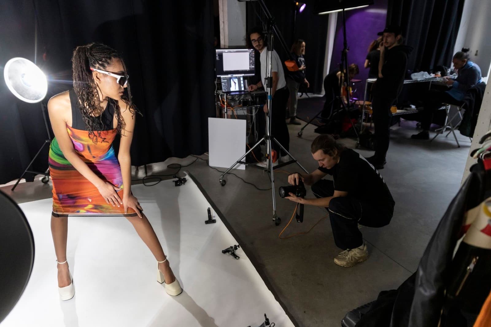 Artiste sur scène pendant un spectacle photographié en reportage