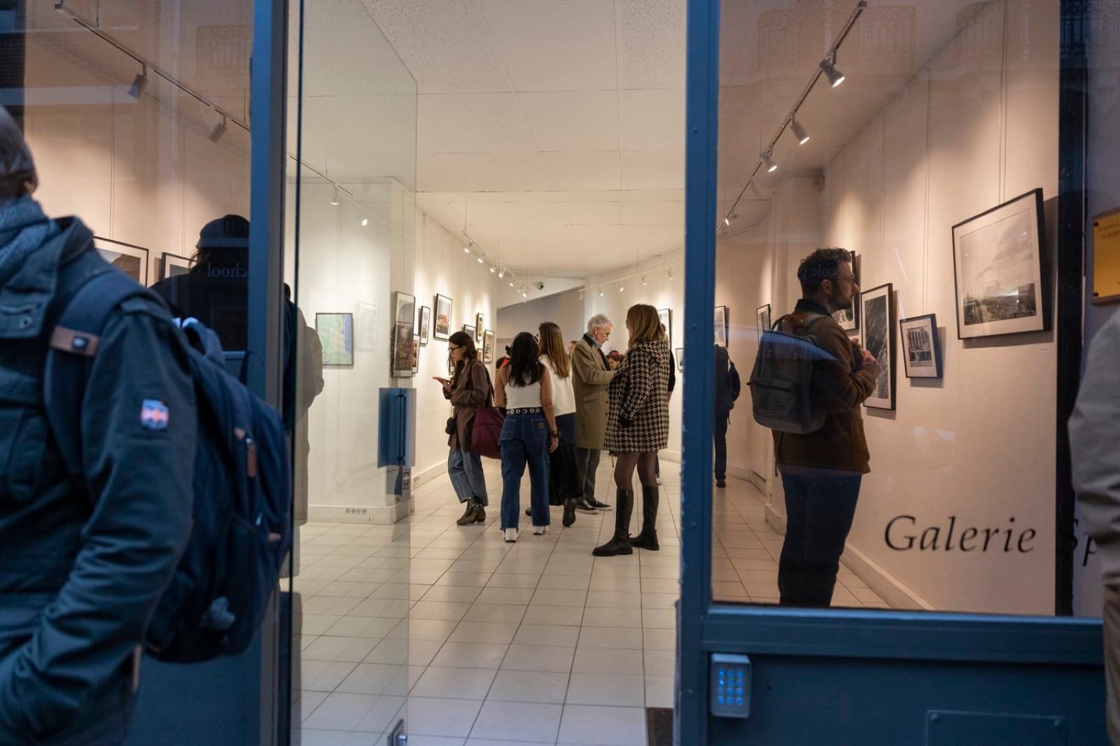 Visiteurs pendant un vernissage dans une galerie parisienne