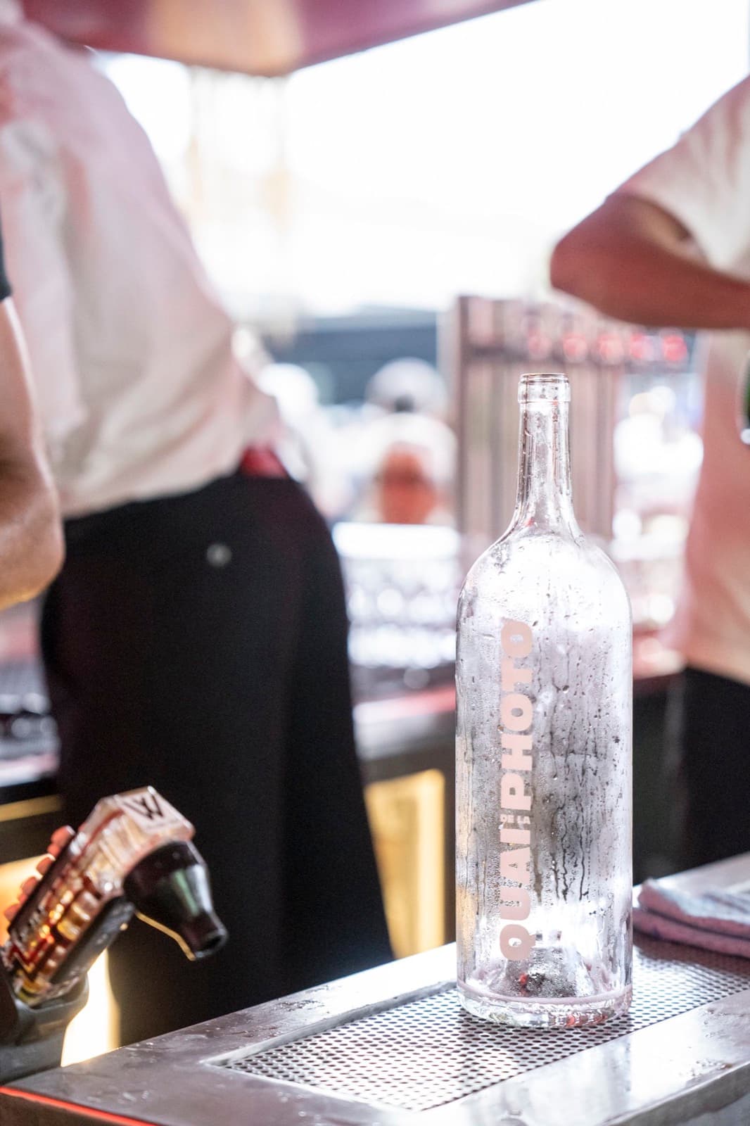 Service à table pendant un cocktail d'entreprise