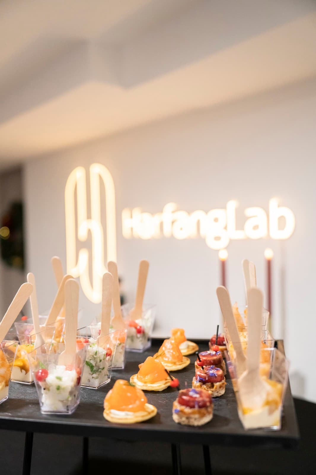Décor lumineux d'un lancement de marque en soirée