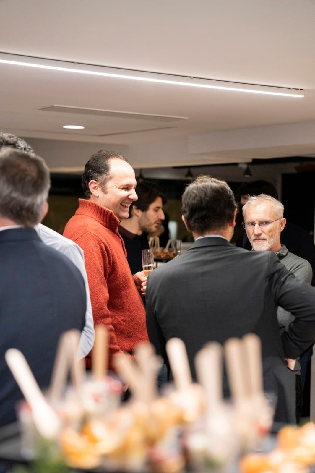 Échanges entre invités pendant une soirée de networking