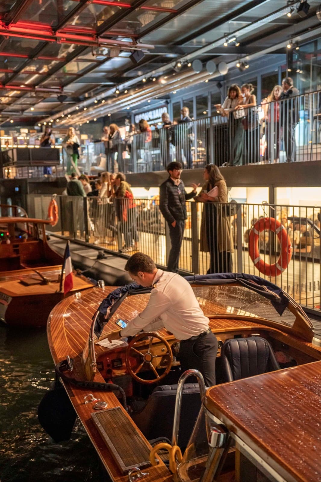 Bateau en bois présenté au public lors d'un salon, reportage événementiel à Paris