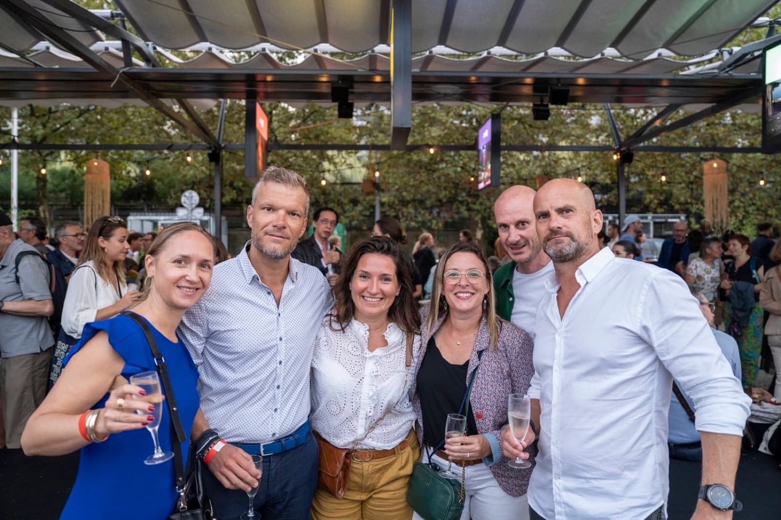 Invités réunis lors d'une soirée d'entreprise à Paris